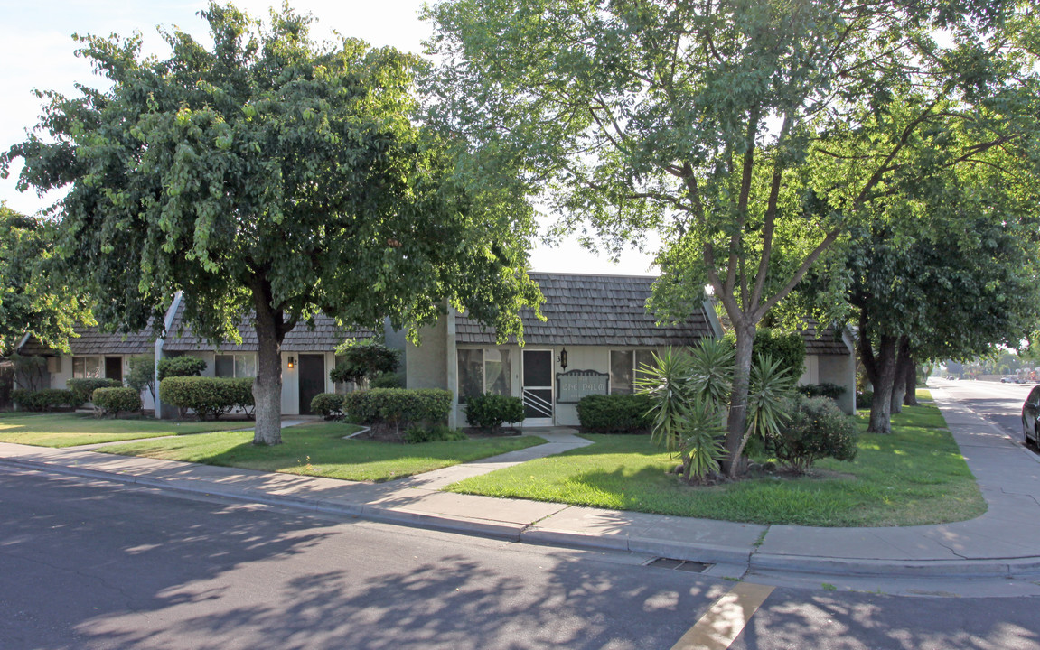 930 N Villa Ave in Dinuba, CA - Foto de edificio