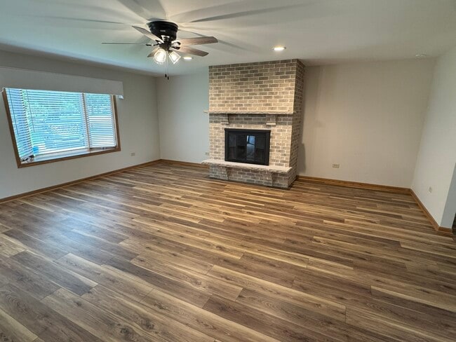 881 Glenmore Ct in Elgin, IL - Building Photo - Building Photo