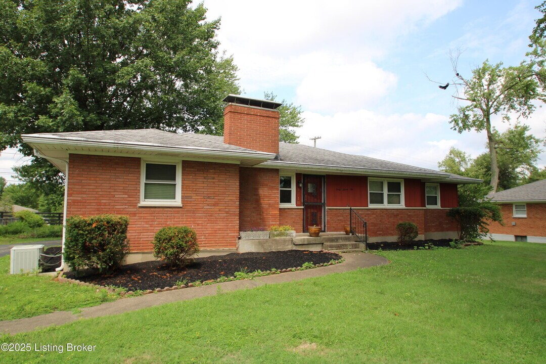 4710 Clarmar Rd in Jeffersontown, KY - Building Photo