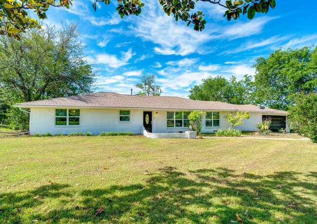 property at 915 W Kings Rd