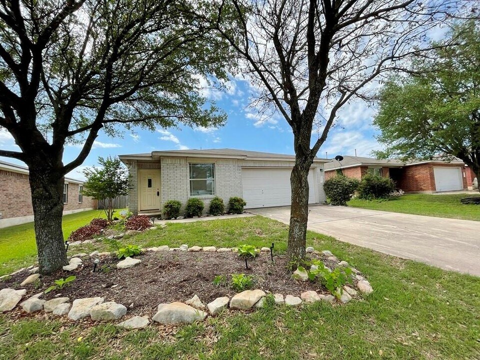 600 Golden Gate Dr in Leander, TX - Foto de edificio