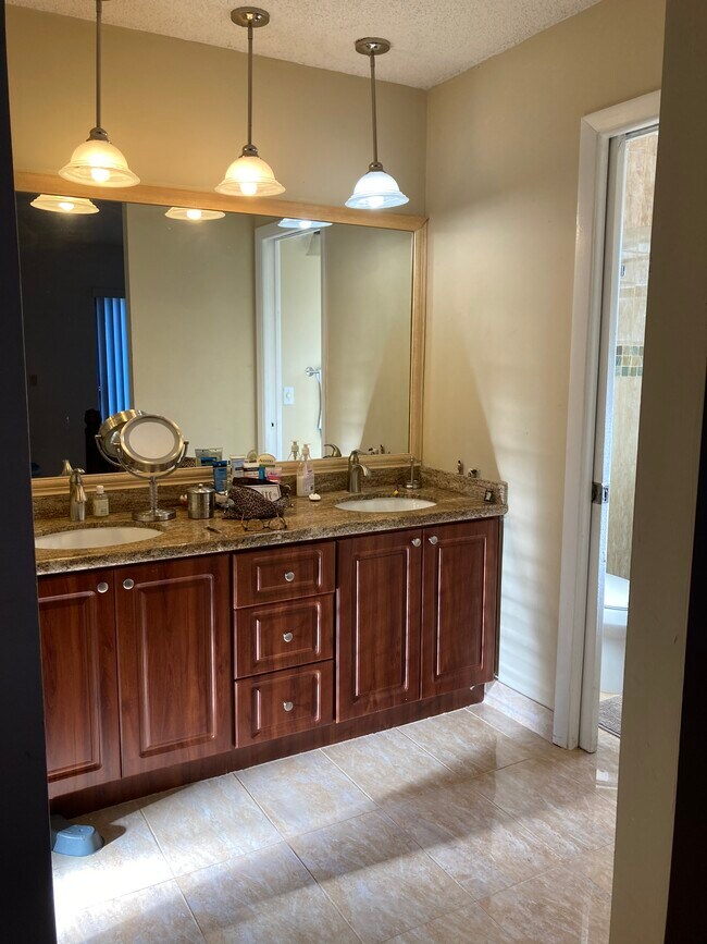 6224 NW 180th Terrace in Hialeah, FL - Foto de edificio - Building Photo
