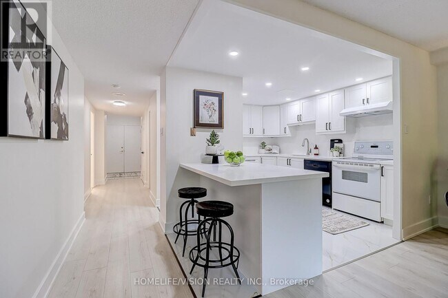 131 Beecroft Rd in Toronto, ON - Building Photo - Building Photo