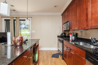 1707 N Crilly Ct, Unit G in Chicago, IL - Building Photo - Building Photo