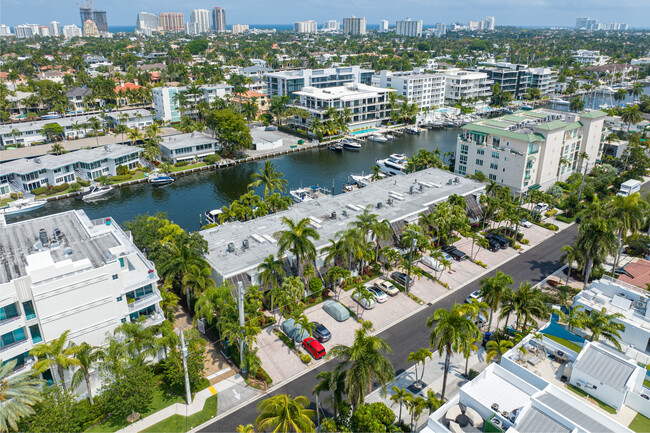 424 Hendricks Is in Fort Lauderdale, FL - Building Photo - Building Photo