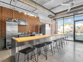 Ingersoll Square Lofts in Des Moines, IA - Foto de edificio - Building Photo