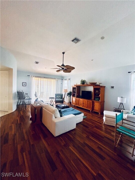 1121 Van Loon Commons Cir in Cape Coral, FL - Foto de edificio