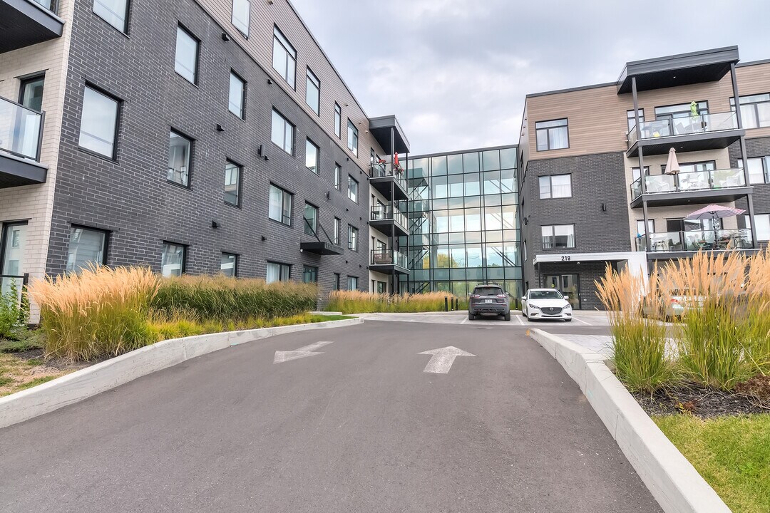 219 Saint-Régis Rang S in St-Constant, QC - Building Photo