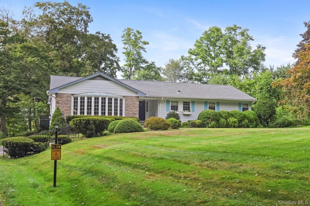 570 Bedford Rd in Mt Kisco, NY - Building Photo