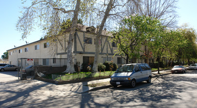 Lennox Court Townhouses in Van Nuys, CA - Building Photo - Building Photo