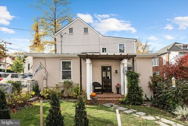 property at 320 S Loudoun St