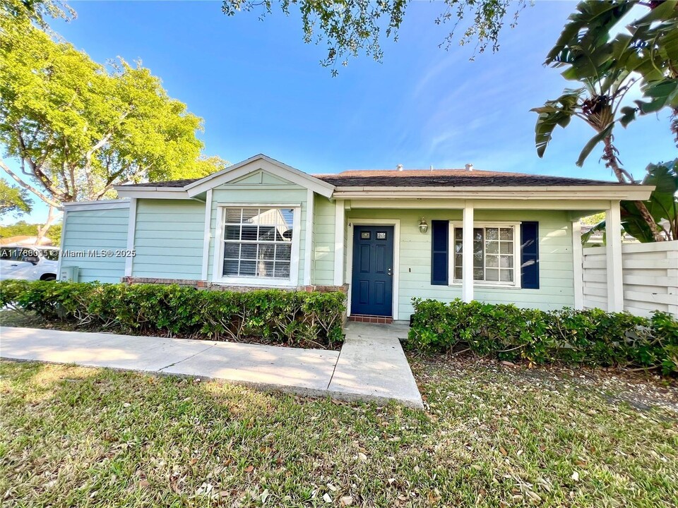 13764 SW 149th Cir Ln in Miami, FL - Foto de edificio