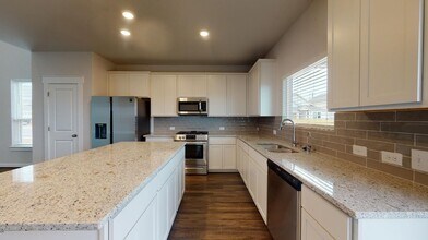 Gorgeous New Braunfels home with large fenced yard in New Braunfels, TX - Building Photo - Building Photo