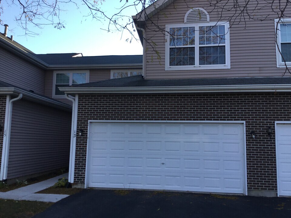 13 Brian Ct in Algonquin, IL - Building Photo