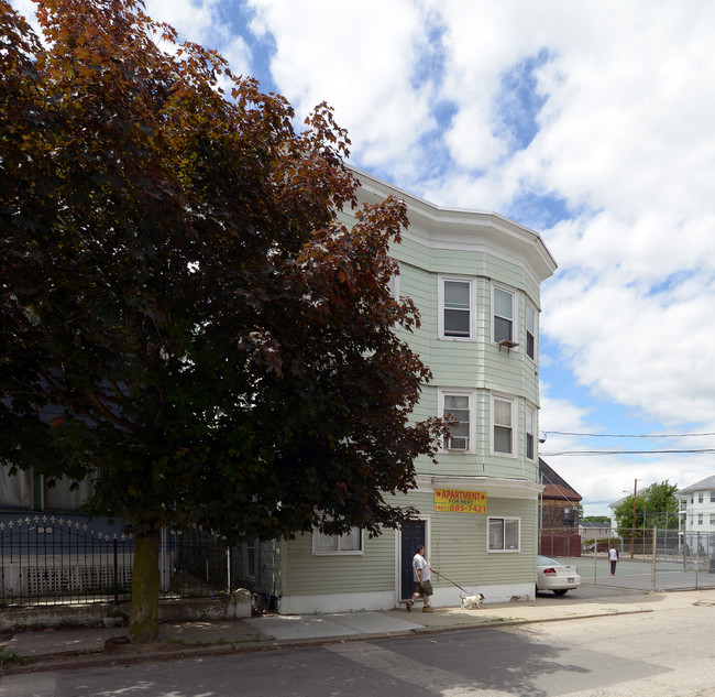 239 Cowden St in Central Falls, RI - Foto de edificio - Building Photo