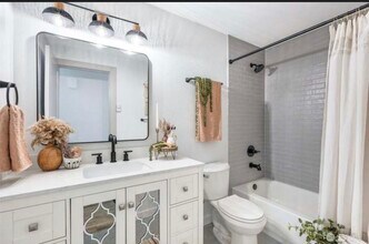 2411 Cedar Rd in Lake Stevens, WA - Foto de edificio - Building Photo