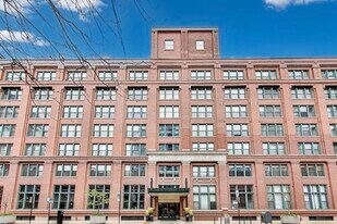 411 W Ontario St in Chicago, IL - Building Photo