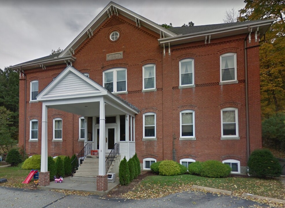 8 School St in Sturbridge, MA - Foto de edificio