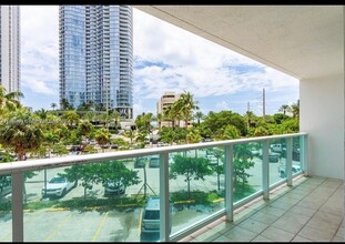 100 Bayview Dr, Unit 214 in Sunny Isles Beach, FL - Foto de edificio - Building Photo