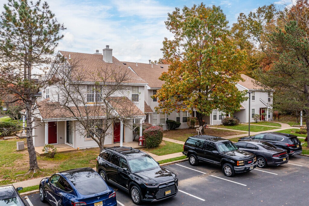 Royal Oaks and East Gardens Apartments in Monmouth Junction, NJ