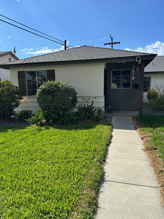 307 S Basque Ave, Unit APT B in Fullerton, CA - Building Photo