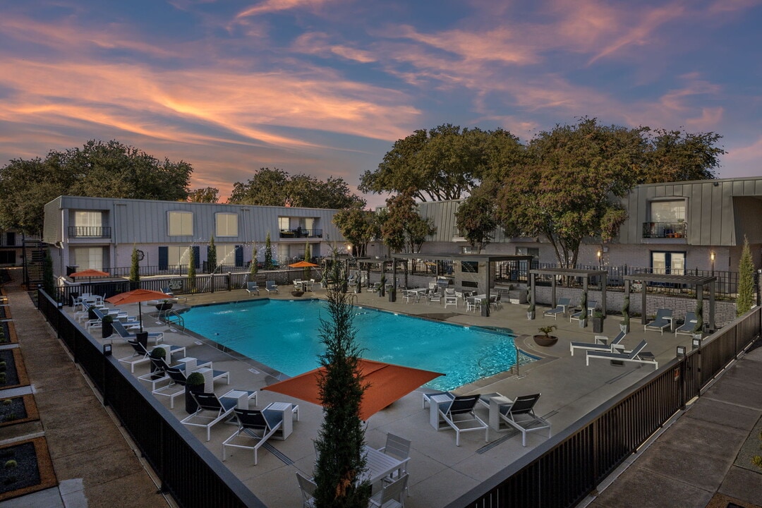 The Ashley at Bluffview Apartments in Dallas, TX - Foto de edificio