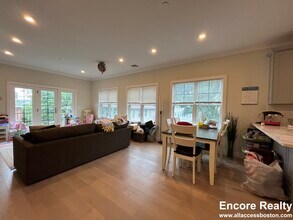 32 Cummins Hwy, Unit 4 in Boston, MA - Building Photo - Building Photo