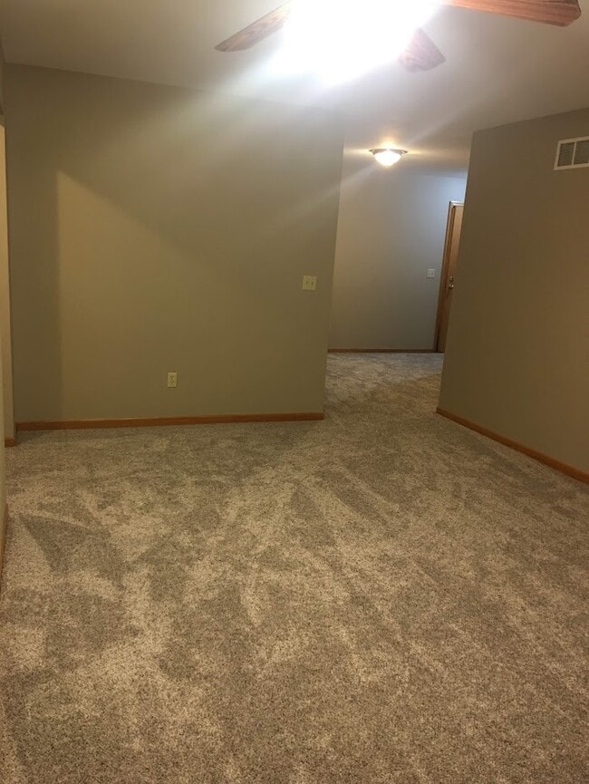 2042 Cliff Alex Ct S, Unit 3 in Waukesha, WI - Foto de edificio - Building Photo