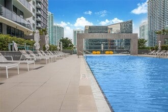 45 SW 9th St, Unit 1809 in Miami, FL - Foto de edificio - Building Photo