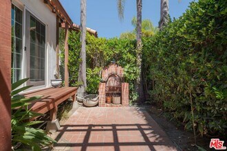 818 1/2 N Sweetzer Ave in West Hollywood, CA - Building Photo - Building Photo