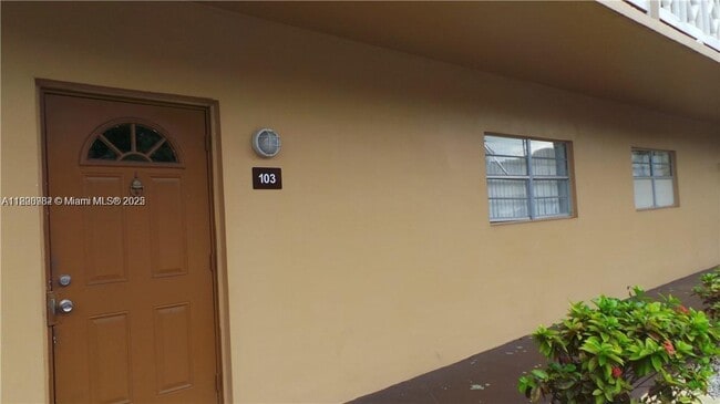 4410 W Oakland Park Blvd in Lauderdale Lakes, FL - Building Photo - Building Photo