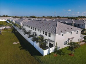 230 SW 170th Ave in Pembroke Pines, FL - Building Photo - Building Photo