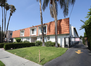 Darby Villas in Reseda, CA - Building Photo - Building Photo