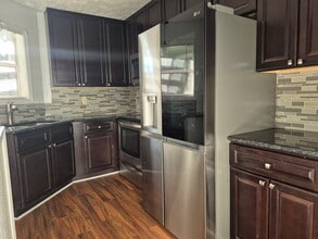 1004 Brookhollow Dr in Fayetteville, NC - Foto de edificio - Building Photo