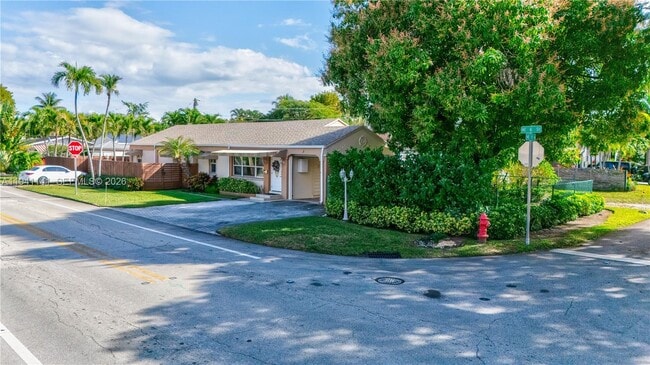 800 NE 6th St in Fort Lauderdale, FL - Foto de edificio - Building Photo