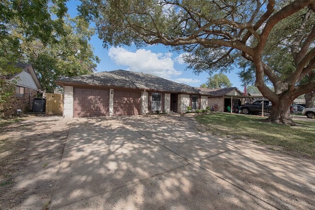 309 E X St in Deer Park, TX - Foto de edificio - Building Photo