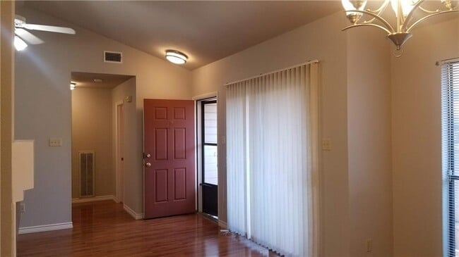 1011 Markham Ln in Austin, TX - Building Photo - Building Photo