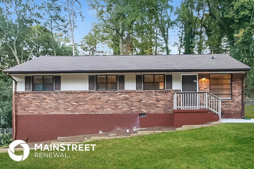 2630 Bryant Dr in East Point, GA - Building Photo