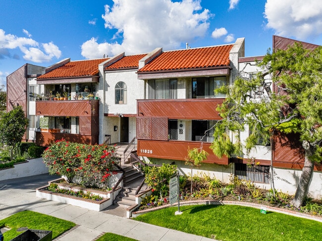 11825 Magnolia Apartments in North Hollywood, CA - Building Photo - Building Photo
