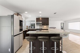 6895 Pinehurst Dr in Hialeah, FL - Building Photo - Building Photo