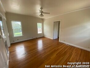 245 E Lullwood Ave in San Antonio, TX - Building Photo - Building Photo