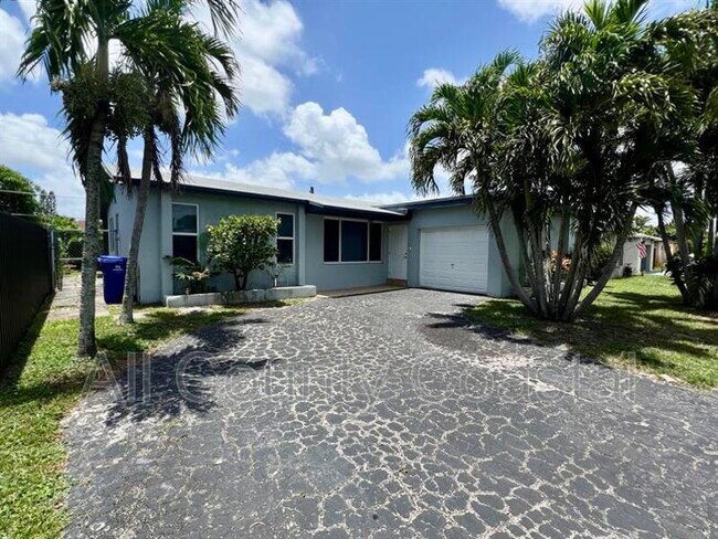 8640 Wilshire Dr in Miramar, FL - Building Photo - Building Photo