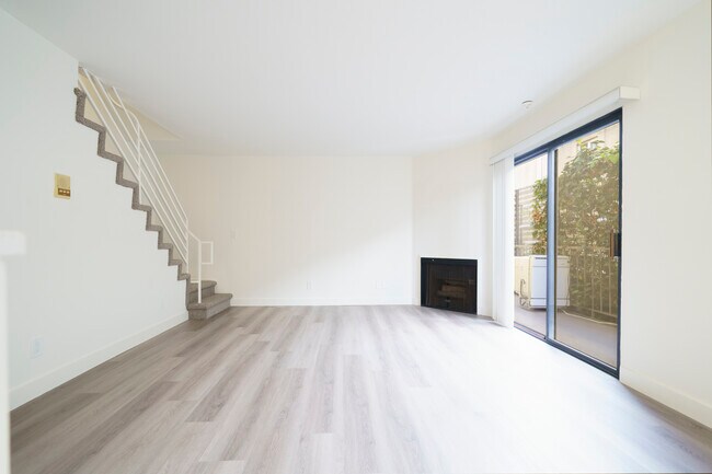 112 S St Andrews Pl, Unit 4