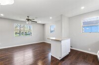 986 Dewalt St photo'