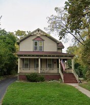 474 W Judd St, Unit Studio in Woodstock, IL - Building Photo