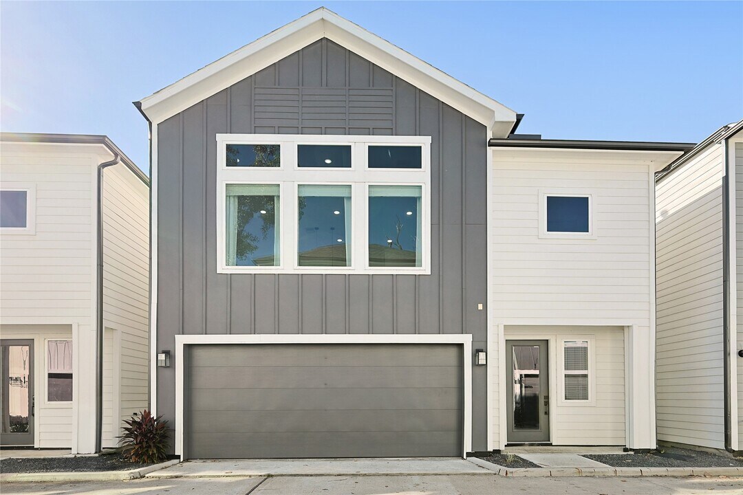 107 W Whitney St in Houston, TX - Building Photo