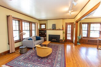 1645 Kentucky St in Lawrence, KS - Foto de edificio - Building Photo