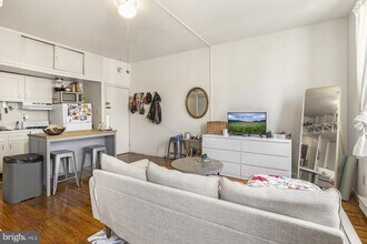 515 S 6th St-Unit -2F in Philadelphia, PA - Building Photo - Building Photo