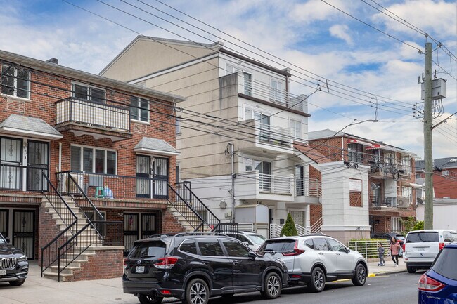 2361 E 14th St in Brooklyn, NY - Foto de edificio - Building Photo