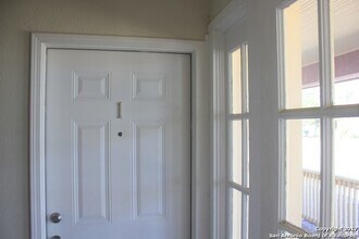 810 E Ashby Pl, Unit 1050 in San Antonio, TX - Building Photo - Building Photo